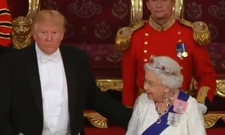 Ông Trump tỏ ra thân thiện khi vỗ vai nữ hoàng Anh, nhưng hành động này được cho là phá vỡ nghi thức ngoại giao, khiếm nhã.
