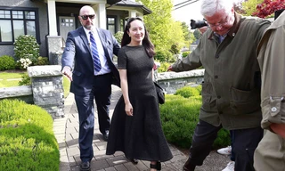 Mạnh Vãn Châu xuất hiện với vẻ bề ngoài và thần thái khác hẳn mọi lần, đúng đẳng cấp của con gái tỷ phú.