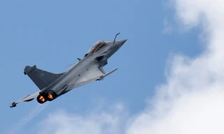 Máy bay chiến đấu Dassault tham gia trình diễn bay trước lễ khai mạc Triển lãm hàng không quốc tế Paris. Ảnh: Getty Images.