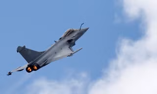 Máy bay chiến đấu Dassault tham gia trình diễn bay trước lễ khai mạc Triển lãm hàng không quốc tế Paris. Ảnh: Getty Images.