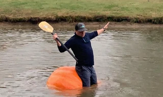 Đoạn video quay cảnh Justin ngồi chèo thuyền từ quả bí ngô đã gây sốt mạng.