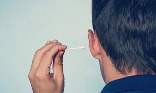 Hãy cẩn thận khi sử dụng tăm bông để ngoáy tai. Ảnh minh họa.