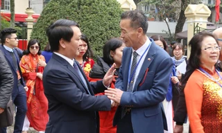 Ông Lý Thừa Vĩnh (bên phải) trò chuyện cùng ông Hầu A Lềnh, Phó Chủ tịch Trung ương Mặt trận Tổ quốc Việt Nam trong dịp đón bà con kiều bào về dự Xuân Quê hương 2019. Ảnh: Quang Vinh.