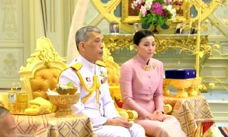 Nhà vua đã kết hôn với hoàng hậu Suthida ngày 1/5, ba ngày trước lễ đăng quang.