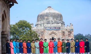 Toàn bộ nam nhân viên đại sứ quán Việt Nam tại Ấn Độ diện áo dài chụp ảnh trước khu mộ cổ nổi tiếng tại thủ đô New Delhi. Anhr ĐSQ Việt Namm tại Ấn Độ cung cấp