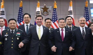 Bộ trưởng quốc phòng Mỹ Mark Esper ( thứ 2 từ trái sang) và Bộ trưởng quốc phòng Hàn Quốc trước cuộc họp tại Seoul, Hàn Quốc tuần trước.