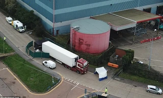 ​Chiếc xe tải container chở 39 xác chết đi qua cửa khẩu Zeebrugge của Bỉ. Ảnh: EPA 