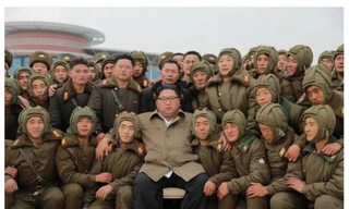 Ông Kim Jong-un trong vòng vây các phi công Triều Tiên.