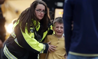 Cảnh sát đã có mặt kịp thời và sơ tán các em học sinh ra khỏi trường.