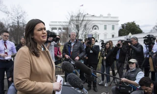 Thư ký Nhà Trắng Sarah Sanders trả lời báo chí bên ngoài Nhà Trắng ngày 25/3.