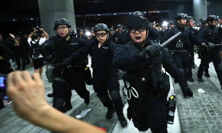 Hơn 5.000 cảnh sát Hong Kong được huy động để ứng phó với làn sóng biểu tình mới. Ảnh:SCMP