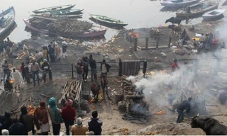 Người chết được hỏa táng bên sông Hằng và thả tro xuống sông ở Varanasi. Ảnh: Getty Images.