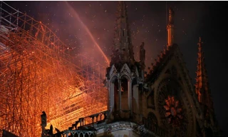 Ngọn lửa đã thiêu rụi phần mái của nhà thờ Đức Bà Paris, nhưng phần vỏ ngoài kiến trúc đã được cứu.