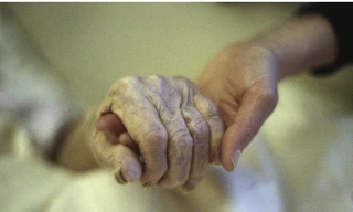 Chủ đề về cái chết nhân đạo đang được tranh luận gay gắt trên mạng ở Trung Quốc sau vụ một phụ nữ xin uống thuốc chuột để chết và người thân bị kết án tù. Ảnh minh họa.