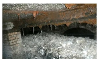 Tảng băng khổng lồ được tích tụ từ dầu ăn, mỡ thừa và khăn ướt lâu ngày.