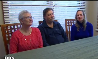 Bà Mary Zeigler ( ngoài cùng bên phải) và chồng cũ Bill Henrichs cùng vợ mới của chồng cũ.