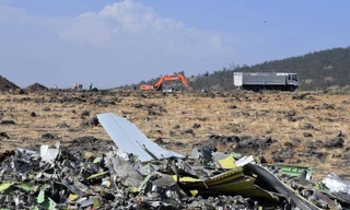 Chiếc máy bay Boeing 737MAX 8 của hãng hàng không Ethiopia đã lao xuống đất và nổ tung sau khi phi công bất lực trong việc điều khiển nó bay lên.