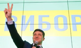  Diễn viên hài Volodymyr Zelenskiy đã vượt lên đương kim Tổng thống Petro Poroshenko để dẫn đầu tại vòng 1 bầu cử ở Ukraine tối 31/3.