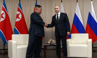 Nhà lãnh đạo Triều Tiên Kim Jong Un và Tổng thống Nga Vladimir Putin tại cuộc gặp " mặt đối mặt" trưa 25/4 tại Đại học Liên bang Viễn Đông, Nga. Ảnh: Tass