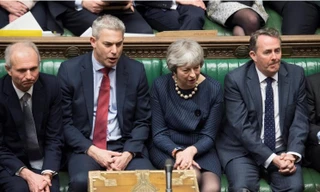 Thủ tướng Anh Theresa May ngồi nghe tranh luận để bỏ phiếu tại Hạ viện ngày 14/3.