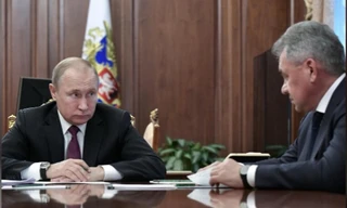 Tổng thông Nga Vladimir Putin họp với Bộ trưởng Ngoại giao và Quốc phòng Nga ngày 2/2 và cho biết, Nga cũng sẽ đình chỉ hiệp ước INF. Ảnh: Getty Images