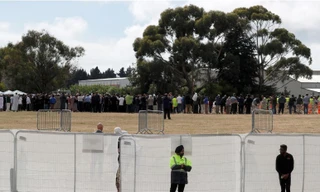 Thi thể hai nạn nhân của vụ xả súng ở New Zealand bắt đầu được tiến hành chôn cất.