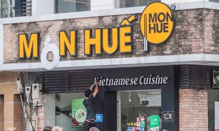 Nhân viên đang tháo dỡ biển hiệu Món Huế - ảnh Duy Phạm