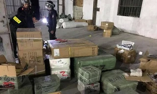 Cảnh sát kiểm tra kho hàng của đường dây buôn lậu do Đào Văn Chấp cầm đầu