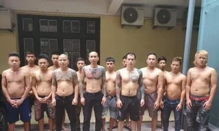 Phú Lê cùng đàn em tại cơ quan điều tra