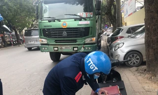 Thanh tra giao thông lập biên bản xử phạt một xe "Hổ vồ" đeo logo nhưng không có giấy phép vào phố cấm. Ảnh Trọng Đảng