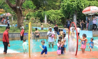 Hồ bơi ở TPHCM "tăng nhiệt" ngày cuối kỳ nghỉ lễ 30/4 và 1/5