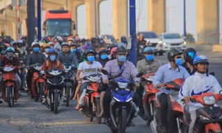 Người dân nườm nượp trở lại TPHCM sau kỳ nghỉ lễ