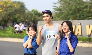 Nam chính 'Bộ tứ báo thủ' Quốc Anh cùng các bạn trẻ sôi nổi thi chạy bộ 