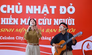 Cặp đôi 'chàng đàn - nàng hát' Hoàng Trang - Nguyễn Đông làm điều ý nghĩa tại Chủ nhật Đỏ