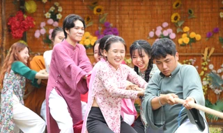 Đến bảo tàng, bạn trẻ thi kéo co, bơi thuyền 'hái' dưa hấu, trổ tài têm trầu