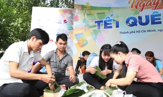 Thanh niên công nhân cùng gói bánh chưng ngày cuối năm