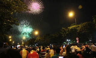Pháo hoa rực sáng bầu trời TPHCM đêm 30/4