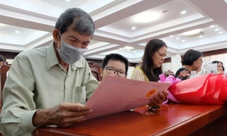 Trao chứng nhận sử dụng đất ở và bố trí tái định cư cho người dân Thủ Thiêm