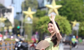 Đường phố TPHCM 'thay áo mới' đón Tết, người dân thích thú 'check - in'