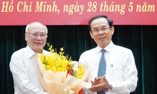 Bí thư Nguyễn Văn Nên trao quyết định nghỉ hưu cho nguyên Trưởng ban Tuyên giáo Thành ủy TPHCM