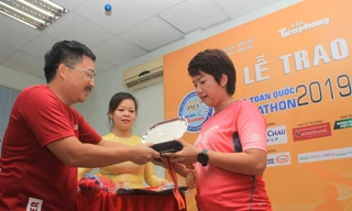 Runner Tiền Phong Marathon 2019 hào hứng nhận giải 