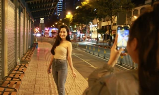 Bạn trẻ 'check-in' khi đêm về ở trạm xe buýt cuốn hút bậc nhất Sài thành