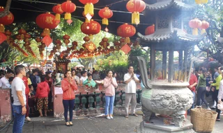 Người Sài Gòn nô nức lễ chùa cầu tài, cầu con ngày Rằm tháng Giêng