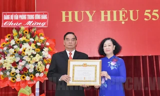 Nguyên Thường trực Ban Bí thư Lê Hồng Anh nhận Huy hiệu 55 năm tuổi Đảng