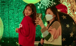 Không khí lạnh hiếm hoi ở TPHCM, giới trẻ thích thú diện áo ấm chụp ảnh Giáng sinh