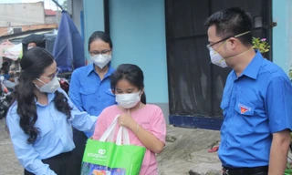 Bí thư Trung ương Đoàn trao quà cho trẻ em mồ côi, khó khăn trong dịch COVID-19 tại TPHCM