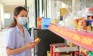 Ấm lòng 'siêu thị 0 đồng' ở khu cách ly người về từ vùng dịch