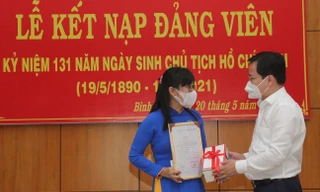 Bí thư thứ nhất T.Ư Đoàn chúc mừng 2 cán bộ Đoàn ưu tú đứng vào hàng ngũ của Đảng