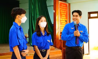 Giảng viên, bí thư Đoàn khoa hăng say nghiên cứu khoa học cùng sinh viên