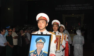 Tiễn đưa linh cữu Anh hùng phi công Nguyễn Văn Bảy về quê nhà 